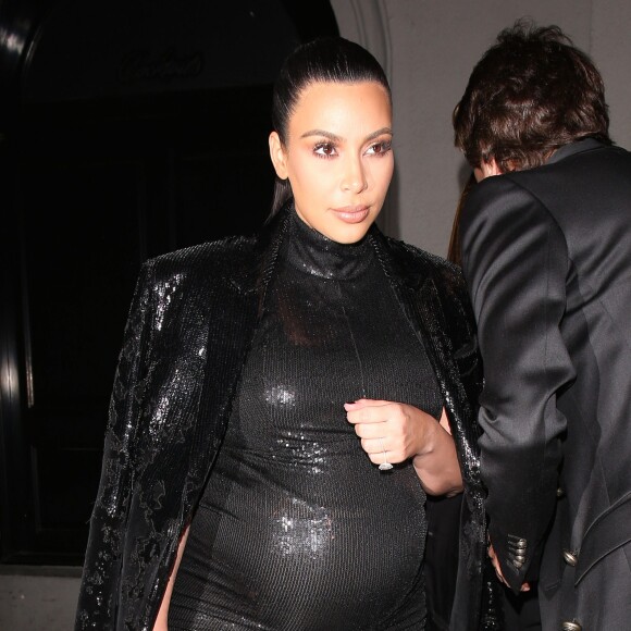 Kim Kardashian quitte le restaurant The Nice Guy à l'issue du dîner d'anniversaire de Kendall Jenner. West Hollywood, Los Angeles, le 2 novembre 2015.