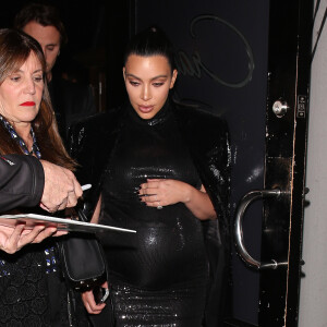 Kim Kardashian quitte le restaurant The Nice Guy à l'issue du dîner d'anniversaire de Kendall Jenner. West Hollywood, Los Angeles, le 2 novembre 2015.