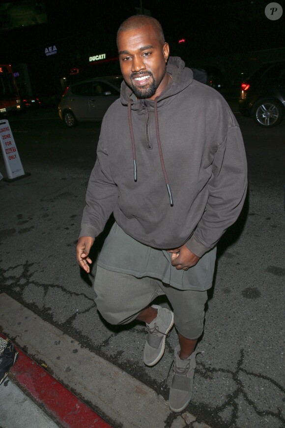 Kanye West arrive au restaurant The Nice Guy pour assister au dîner d'anniversaire de Kendall Jenner. West Hollywood, Los Angeles, le 2 novembre 2015.