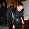 Kim Kardashian et Kanye West quittent le restaurant The Nice Guy à l'issue du dîner d'anniversaire de Kendall Jenner. West Hollywood, Los Angeles, le 2 novembre 2015.