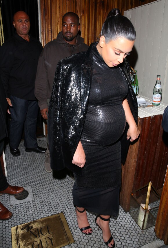 Kim Kardashian et Kanye West quittent le restaurant The Nice Guy à l'issue du dîner d'anniversaire de Kendall Jenner. West Hollywood, Los Angeles, le 2 novembre 2015.