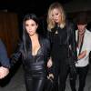 Kourtney et Khloé Kardashian quittent le restaurant The Nice Guy à l'issue du dîner d'anniversaire de Kendall Jenner. West Hollywood, Los Angeles, le 2 novembre 2015.