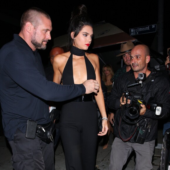 Kendall Jenner quitte The Nice Guy à l'issue de son dîner d'anniversaire. Los Angeles, le 2 novembre 2015.