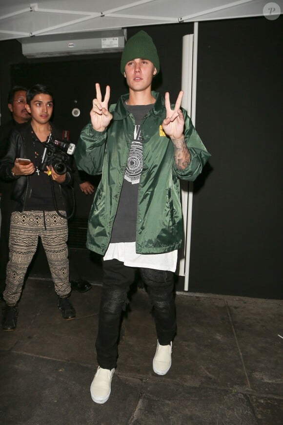 Justin Bieber quitte le restaurant The Nice Guy à l'issue du dîner d'anniversaire de Kendall Jenner. West Hollywood, Los Angeles, le 2 novembre 2015.