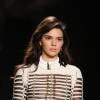 Kendall Jenner - Défilé pour la collection Balmain pour H&M à New York au 23 Wall Street le 20 octobre 2015.
