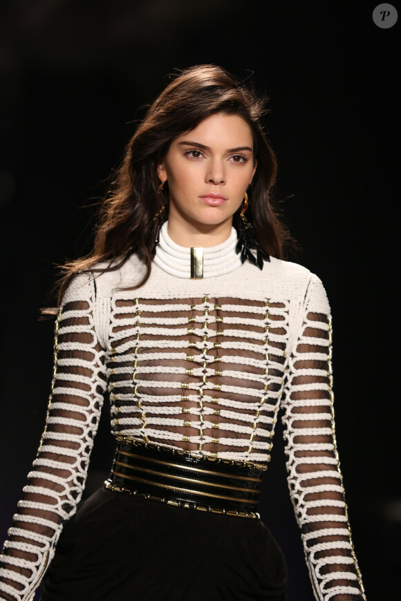 Kendall Jenner - Défilé pour la collection Balmain pour H&M à New York au 23 Wall Street le 20 octobre 2015.