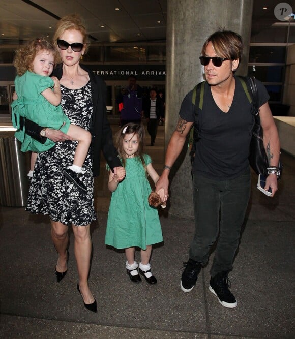 Nicole Kidman et son mari Keith Urban avec leurs filles à l'aéroport de Los Angeles le 2 janvier 2014