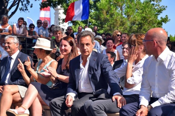 Louis Nègre, le maire de Cagnes-sur-Mer, Maud Fontenoy, Nicolas Sarkozy avec sa femme Carla Bruni-Sarkozy et Eric Ciotti, le président du conseil départemental des Alpes-Maritimes, participent à une rencontre avec des élus et des militants du parti Les Républicains au jardin Albert 1er à Nice le 19 juillet 2015.