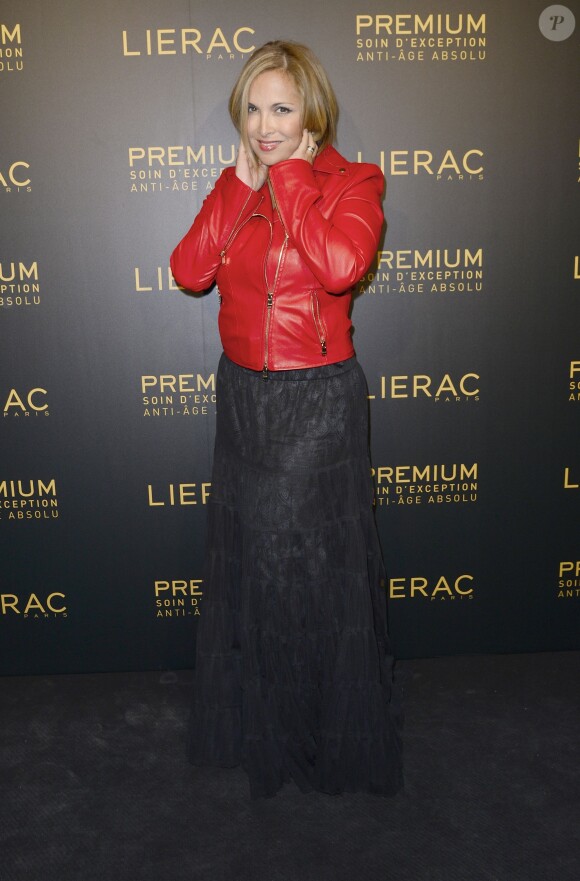 Exclusif - Hélène Ségara - Soirée du fabricant de produits de soins dermo-cosmétiques Lierac à l'occasion du lancement de la nouvelle gamme de soins d'exception Premium, issue de la médecine régénératrice dont Kristin Scott Thomas est l'égérie dans les salons de l'hôtel Peninsula à Paris le 1er octobre 2015.