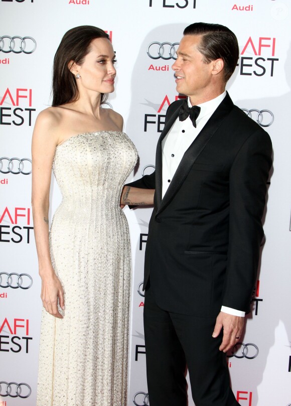 Angelina Jolie et son mari Brad Pitt - Avant-première du film "Vue sur mer" lors du gala d'ouverture de l'AFI Fest à Hollywood, le 5 novembre 2015.