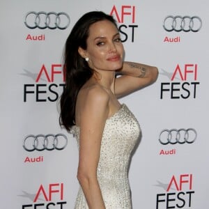 Angelina Jolie dans une robe Atelier Versace - Avant-première du film "Vue sur mer" lors du gala d'ouverture de l'AFI Fest à Hollywood, le 5 novembre 2015.