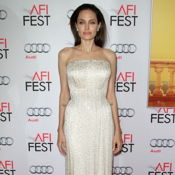 Angelina Jolie dans une robe Atelier Versace - Avant-première du film "Vue sur mer" lors du gala d'ouverture de l'AFI Fest à Hollywood, le 5 novembre 2015.