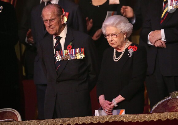 La reine Elizabeth II et le prince Philip, duc d'Edimbourg au Royal British Legion Festival of Remembrance au Royal Albert Hall de Londres, le 7 novembre 2015