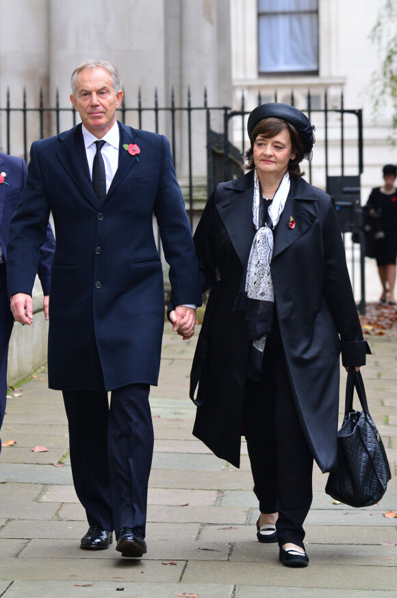 Tony Blair et sa femme Cherie en route pour les cérémonies du "Remembrance Day" au Cénotaphe de Whitehall à Londres, le 8 novembre 2015