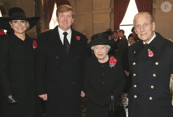 La reine Maxima des Pays-Bas, le roi Willem-Alexander des Pays-Bas, la reine Elizabeth II d'Angleterre et le prince Philip, duc d'Edimbourg lors des cérémonies du "Remembrance Day" au Cénotaphe de Whitehall à Londres, le 8 novembre 2015