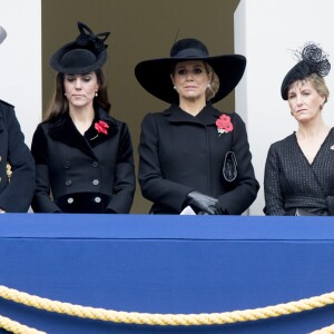 Timothy Laurence, Kate Middleton, la reine Maxima des Pays-Bas, Sophie, comtesse de Wessex lors des cérémonies du "Remembrance Day" au Cénotaphe de Whitehall à Londres, le 8 novembre 2015