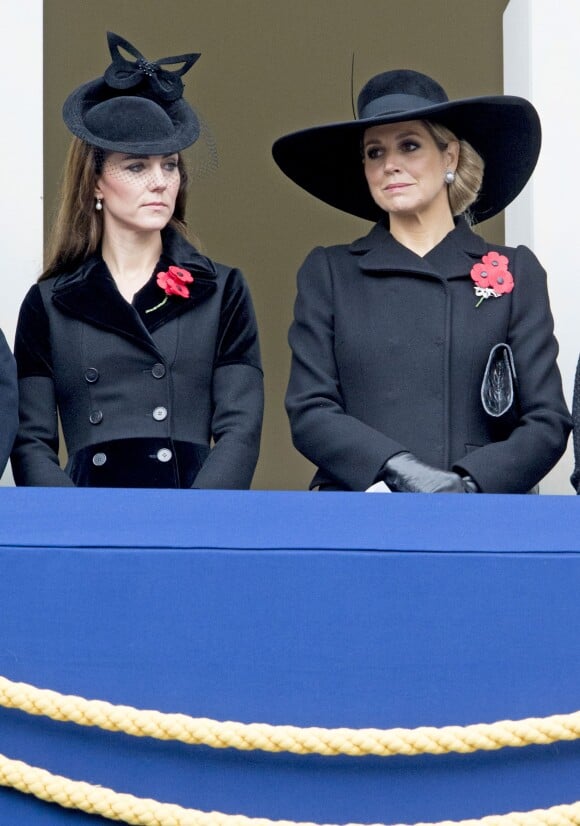Kate Middleton et la reine Maxima des Pays-Bas lors des cérémonies du "Remembrance Day" au Cénotaphe de Whitehall à Londres, le 8 novembre 2015