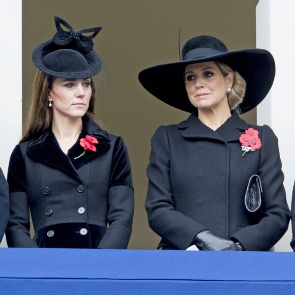 Kate Middleton et la reine Maxima des Pays-Bas lors des cérémonies du "Remembrance Day" au Cénotaphe de Whitehall à Londres, le 8 novembre 2015