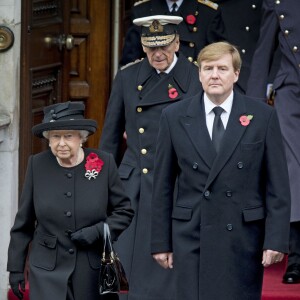 La reine Elizabeth II et le roi Willem-Alexander des Pays-Bas lors des cérémonies du "Remembrance Day" au Cénotaphe de Whitehall à Londres, le 8 novembre 2015