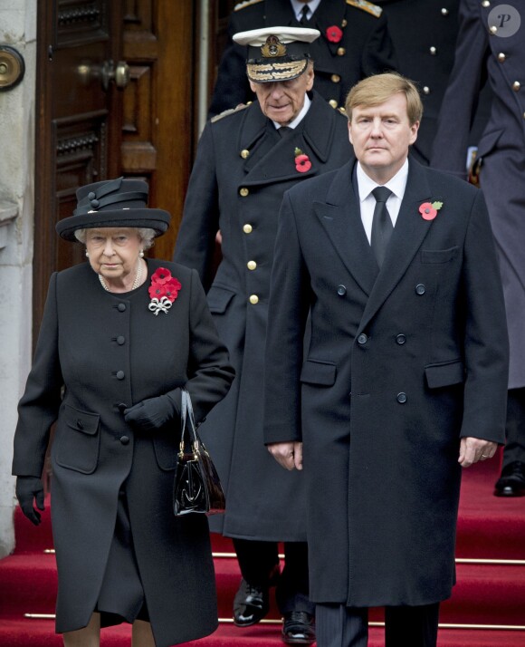 La reine Elizabeth II et le roi Willem-Alexander des Pays-Bas lors des cérémonies du "Remembrance Day" au Cénotaphe de Whitehall à Londres, le 8 novembre 2015