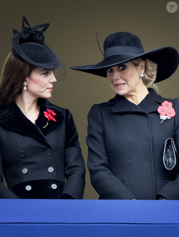 Kate Middleton, duchesse de Cambridge et la reine Maxima des Pays-Bas lors des cérémonies du "Remembrance Day" au Cénotaphe de Whitehall à Londres, le 8 novembre 2015