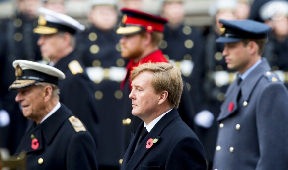 Le roi Willem-Alexander des Pays-Bas lors des cérémonies du "Remembrance Day" au Cénotaphe de Whitehall à Londres, le 8 novembre 2015