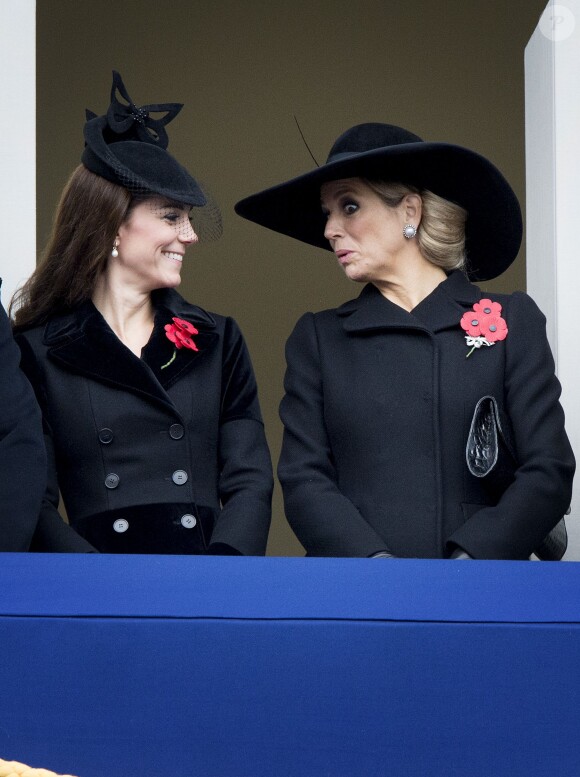 Catherine, duchesse de Cambridge et la reine Maxima des Pays-Bas lors des cérémonies du "Remembrance Day" au Cénotaphe de Whitehall à Londres, le 8 novembre 2015