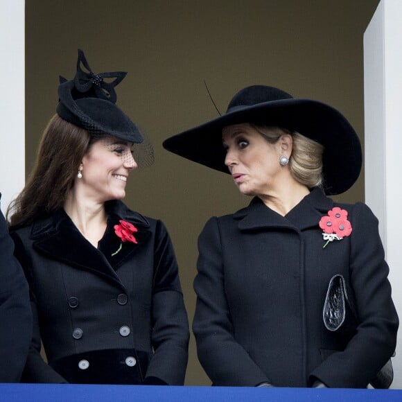 Catherine, duchesse de Cambridge et la reine Maxima des Pays-Bas lors des cérémonies du "Remembrance Day" au Cénotaphe de Whitehall à Londres, le 8 novembre 2015