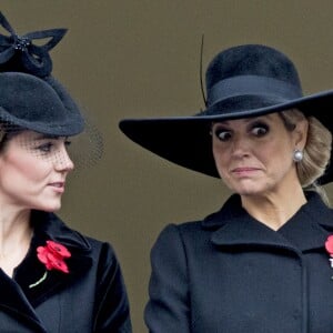 Kate Middleton et la reine Maxima des Pays-Bas lors des cérémonies du "Remembrance Day" au Cénotaphe de Whitehall à Londres, le 8 novembre 2015