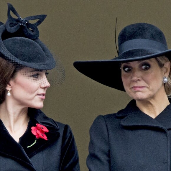 Kate Middleton et la reine Maxima des Pays-Bas lors des cérémonies du "Remembrance Day" au Cénotaphe de Whitehall à Londres, le 8 novembre 2015