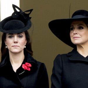 Kate Middleton et la reine Maxima des Pays-Bas lors des cérémonies du "Remembrance Day" au Cénotaphe de Whitehall à Londres, le 8 novembre 2015