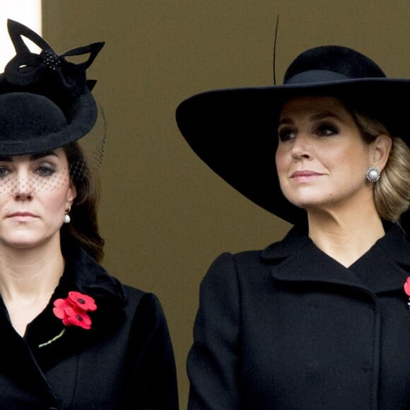 Kate Middleton et la reine Maxima des Pays-Bas lors des cérémonies du "Remembrance Day" au Cénotaphe de Whitehall à Londres, le 8 novembre 2015