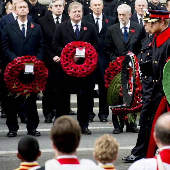 Le prince Harry et le prince William lors des cérémonies du "Remembrance Day" au Cénotaphe de Whitehall à Londres, le 8 novembre 2015