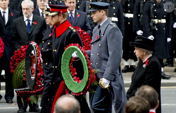 Le prince Harry et le prince William lors des cérémonies du "Remembrance Day" au Cénotaphe de Whitehall à Londres, le 8 novembre 2015