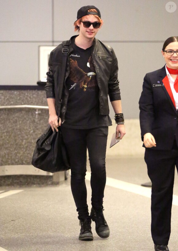 Michael Clifford arrive à l'aéroport de LAX à Los Angeles, le 2 février 2015.