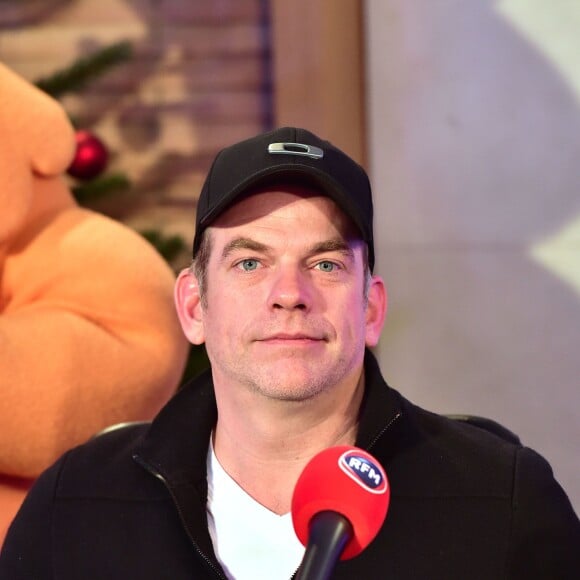 Le chanteur Garou lors de l'émission de radio : "La matinale Spéciale Noël sur RFM" dans les studios de RFM à Paris, le 19 décembre 2014.