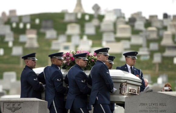 Famille et proches ont enterré Maureen O'Hara aux côtés de son mari Charles Blair, au Arlington National Cemetery, Arlington, le 9 novembre 2015.