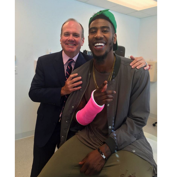 Iman Shumpert des Cleveland Cavaliers (ici avec un plâtre rose pour son poignet cassé, raccord avec la campagne octobre rose contre le cancer du sein) et la chanteuse Teyana Taylor vont avoir leur premier enfant en janvier 2016. En novembre 2015, le basketteur a demandé sa belle en mariage. Photo Instagram.