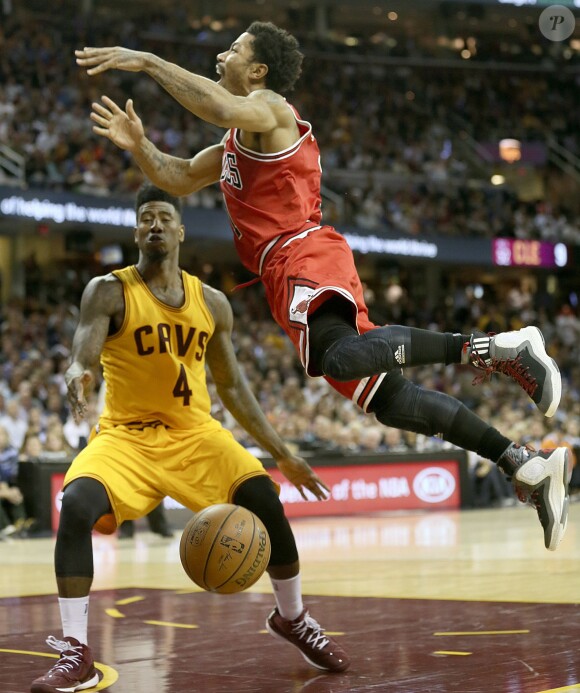 Iman Shumpert des Cleveland Cavaliers défend sur Derrick Rose des Chicago Bulls en mai 2015