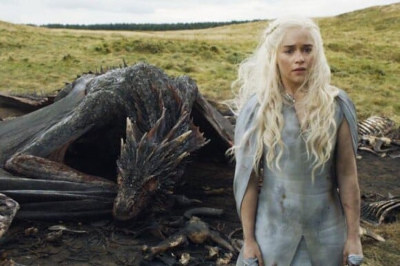 Une image du final de la saison 5 avec la Mère des Dragons, Daenerys Targaryen, jouée par Emilia Clarke