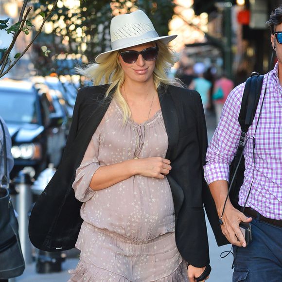Karolina Kurkova enceinte se promène dans les rues de New York, le 15 septembre 2015.