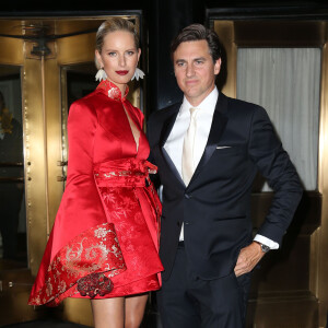 Karolina Kurkova et son mari Archie Drury sortant de l'hôtel pour se rendre à la soirée Costume Institute Gala 2015 au Metropolitan Museum à New York, le 4 mai 2015.