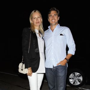 Karolina Kurkova et Archie Drury strike à West Hollywood en août 2015