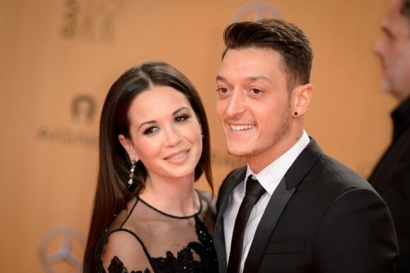 Mesut Özil et sa compagne Mandy Capristo - Cérémonie des "Bambi Awards" à Berlin, le 12 novembre 2015.