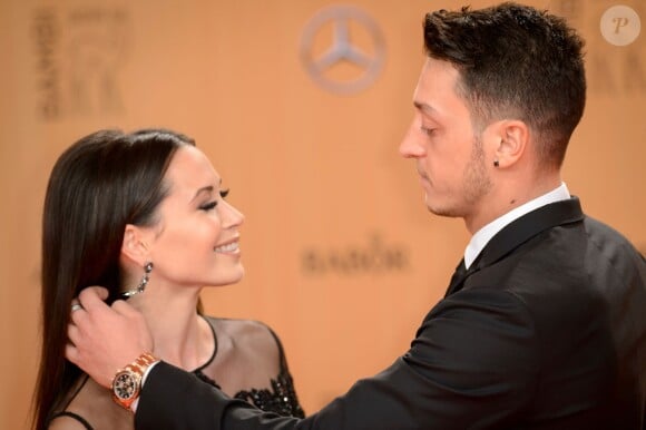 Mesut Özil et sa jolie compagne Mandy Capristo - Cérémonie des "Bambi Awards" à Berlin, le 12 novembre 2015.