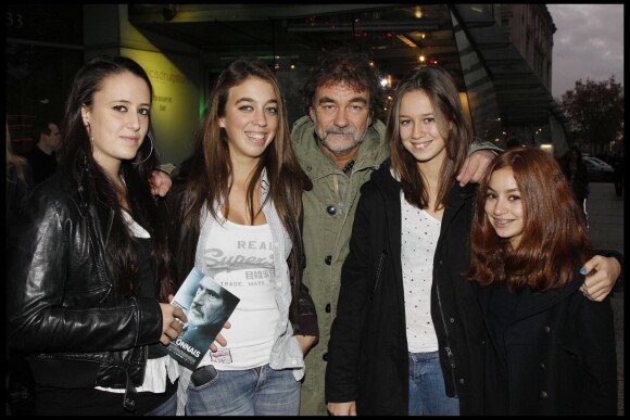 Olivier Marchal avec ses filles, Léa et Zoé et des amies lors de l'avant-première des Lyonnais à Paris le 27 novembre 2011
