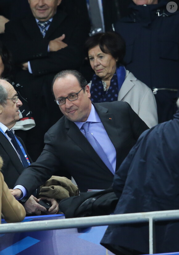Le président François Hollande était accompagné du ministre allemand des Affaires étrangères, Frank-Walter Steinmeier, au match France-Allemagne avant d'être exfiltré après les explosions à l'extérieur du Stade de France, à Saint-Denis, le 13 novembre 2015 © Cyril Moreau / Bestimage.