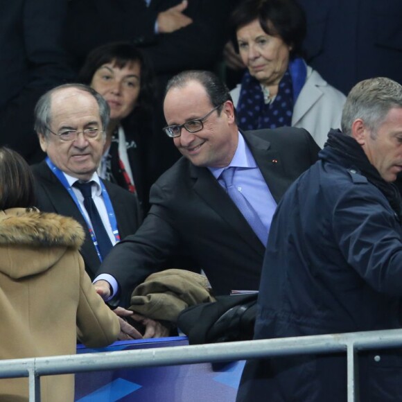 Le président François Hollande était accompagné du ministre allemand des Affaires étrangères, Frank-Walter Steinmeier, au match France-Allemagne avant d'être exfiltré après les explosions à l'extérieur du Stade de France, à Saint-Denis, le 13 novembre 2015 © Cyril Moreau / Bestimage.