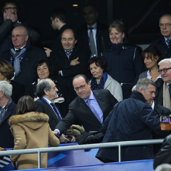 Le président François Hollande était accompagné du ministre allemand des Affaires étrangères, Frank-Walter Steinmeier, au match France-Allemagne avant d'être exfiltré après les explosions à l'extérieur du Stade de France, à Saint-Denis, le 13 novembre 2015 © Cyril Moreau / Bestimage.