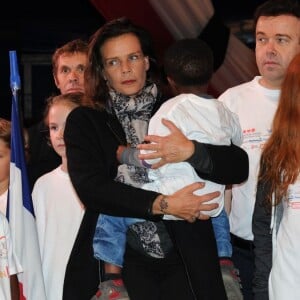 La princesse Stéphanie de Monaco participe au départ de la 16ème "No Finish Line" à Monaco le 14 novembre 2015. Cette édition est placée sous le signe de la solidarité envers la France après les attentats de vendredi soir à Paris, une minute de silence a été observée juste avant le départ, toutes les festivités musicales et autres ont été supprimées.